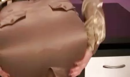 Lalka wielkim sex starsze cipki miłośnikiem tyłek własnej Miley