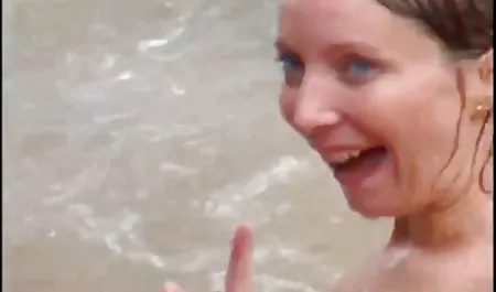 Inne lesbijki sex z dojrzalymi mamuskami siostry jedzą przyjaciel